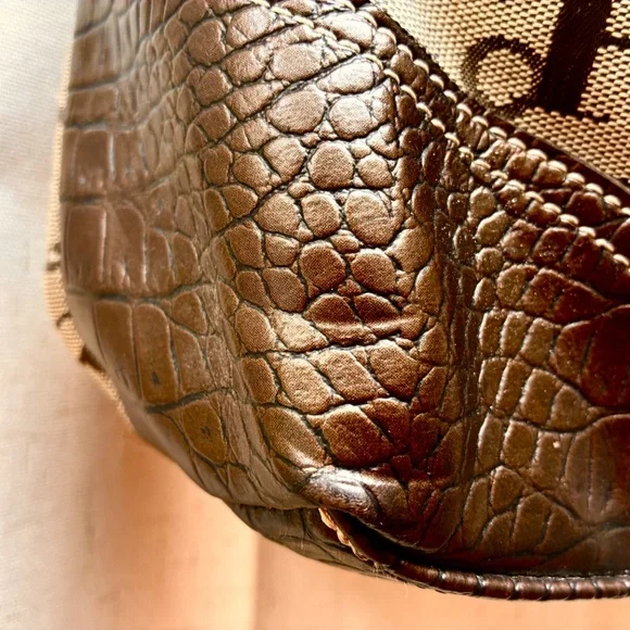 ❗️CLEARANCE ❗️Alphabet Shoulder Bag - Picture 3 of 9